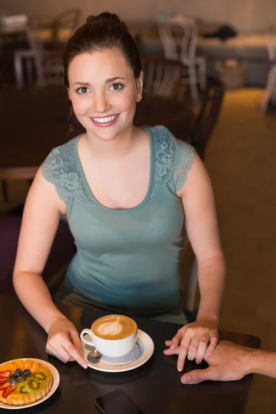 Jovem casal tomando café juntos — Fotografia de Stock