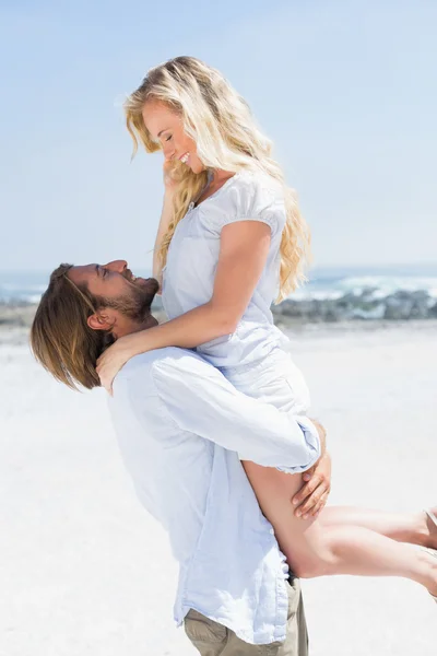 Leuk paar knuffelen op het strand — Stockfoto