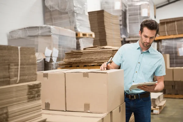 Trabajador de almacén revisando su lista — Foto de Stock