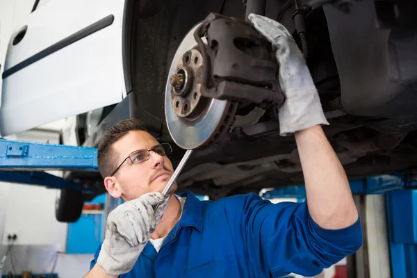 Focused mechanic adjusting the wheel — Stock Photo, Image