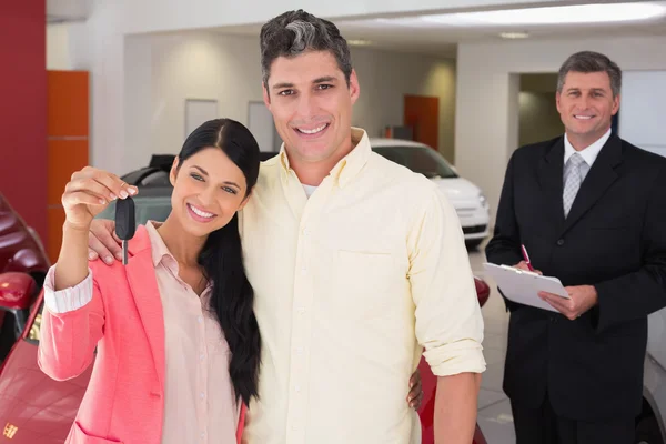 Casal segurando sua chave do carro novo — Fotografia de Stock