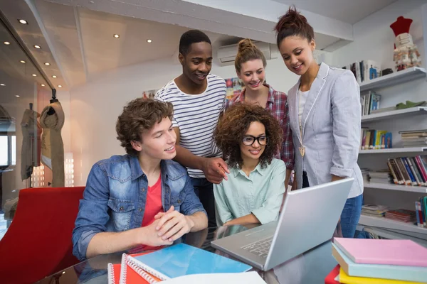 Fashion studenter arbetar som ett team — Stockfoto