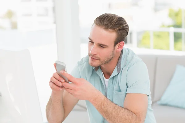 Mensajería de texto alegre hombre de negocios —  Fotos de Stock