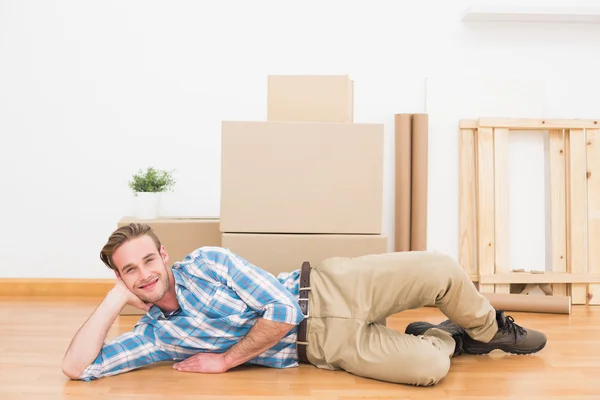 Hombre con cajas móviles en casa —  Fotos de Stock