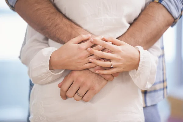 Jovem casal abraço — Fotografia de Stock