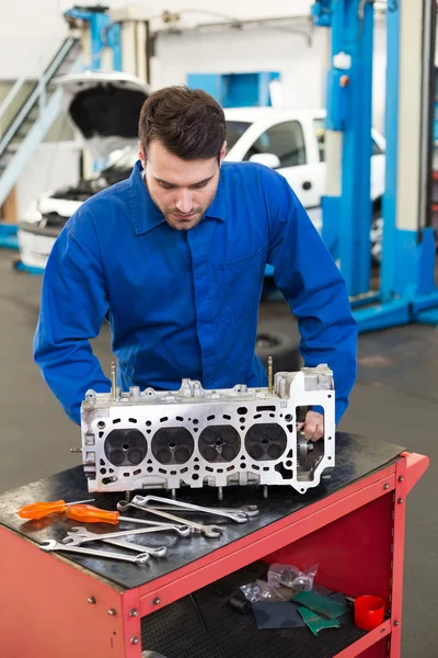 Meccanica di lavoro su un motore — Foto Stock