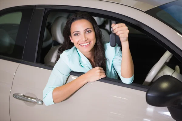 Sorrindo mulher segurando chave do carro — Fotografia de Stock