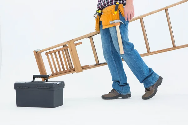 Reparador llevando escalera — Foto de Stock