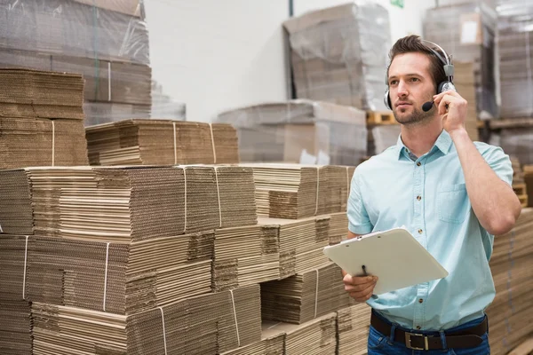 Trabajador de almacén con auriculares — Foto de Stock