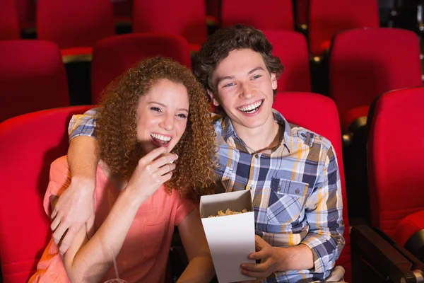 Jong koppel kijken naar een film — Stockfoto