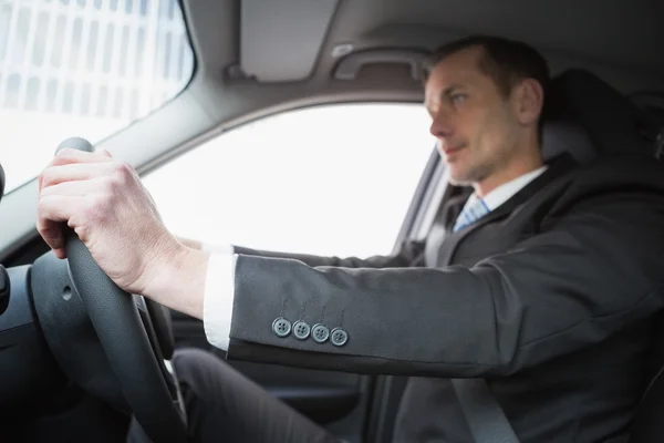 Przystojny biznesmen na siedzeniu kierowcy — Zdjęcie stockowe