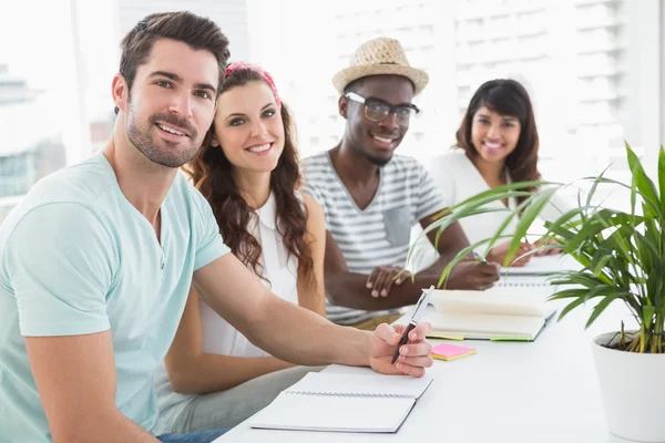 Lachende collega's zit aan Bureau — Stockfoto