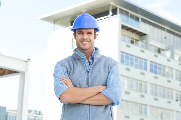 Arquitecto de pie brazos cruzados — Foto de Stock