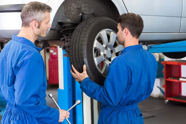 Mechaniker-Team arbeitet zusammen — Stockfoto