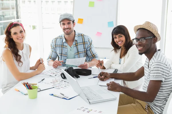 Collega's zitten en kijken naar camera — Stockfoto