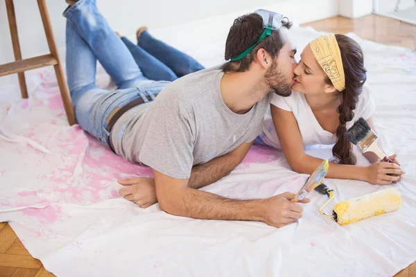 Cute couple redecorating living room — Stock Photo, Image