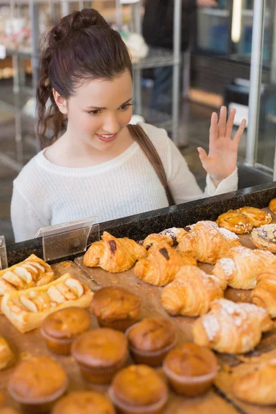 Ziemlich Brünette Blick auf pastrys — Stockfoto