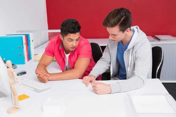 Estudiantes concentrados estudiando juntos —  Fotos de Stock