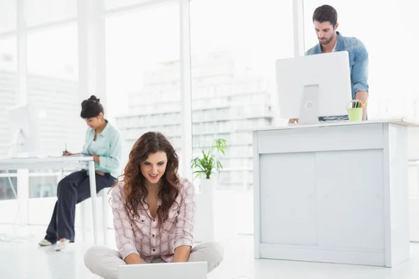 Donna d'affari sul pavimento utilizzando il computer portatile — Foto Stock