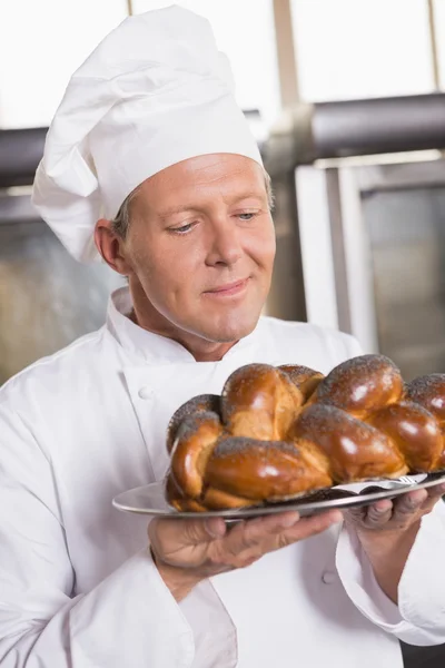 Taze pişmiş ekmek gösterilen Baker — Stok fotoğraf