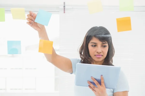 Konzentrierte Geschäftsfrau mit Tablet-PC — Stockfoto