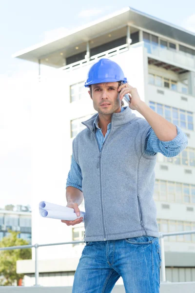 Arquitecto usando teléfono móvil — Foto de Stock