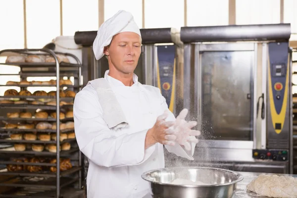 Baker batendo palmas de farinha de suas mãos — Fotografia de Stock