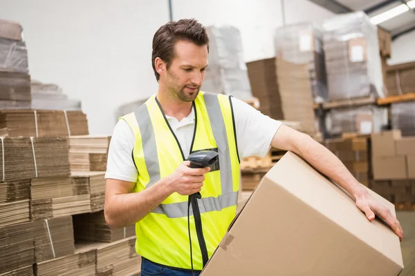Pakket voor het scannen van werknemers in het magazijn — Stockfoto