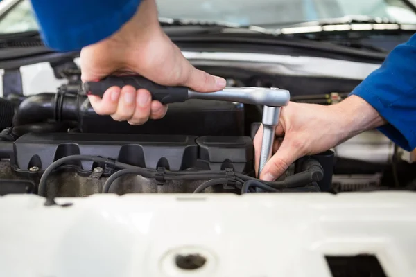 Monteur bezig met auto — Stockfoto