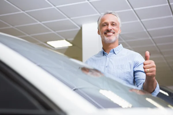 Cliente sonriente dando pulgares hacia arriba — Foto de Stock