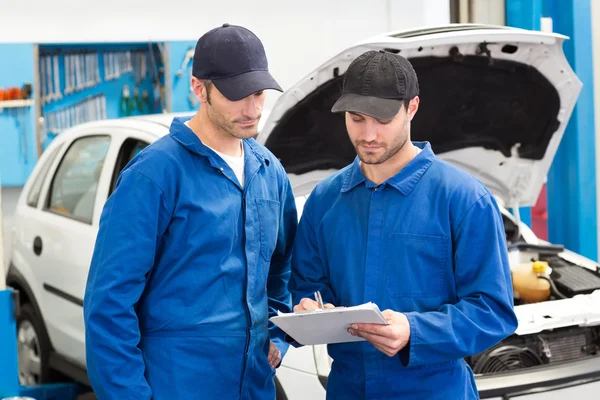 Team of mechanics talking together — Stock Photo, Image