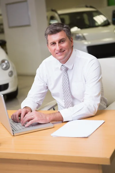 Fröhlicher Geschäftsmann tippt auf Laptop — Stockfoto