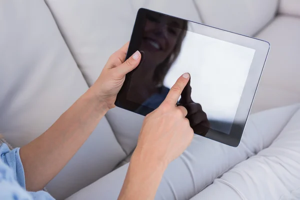 Mujer usando tableta pc en el sofá — Foto de Stock