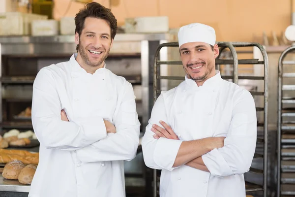 Panaderos sonrientes mirando la cámara — Foto de Stock