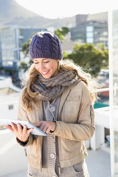 Blondin i varma kläder med hjälp av Tablet PC — Stockfoto