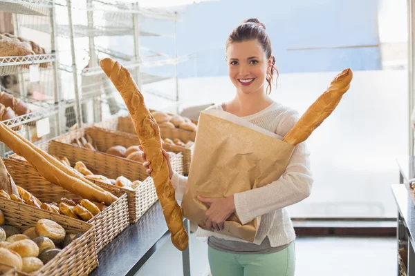 Bonita morena sosteniendo bolsa de pan — Foto de Stock