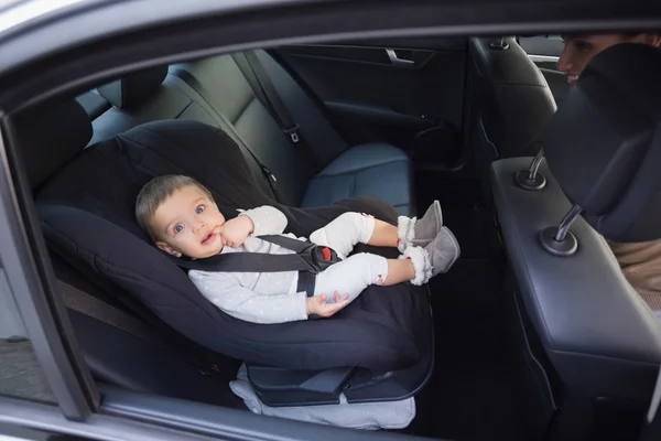 Bebê bonito em um assento de carro — Fotografia de Stock