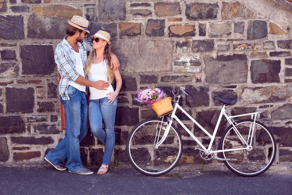 Atractiva pareja de pie con bicicletas — Foto de Stock