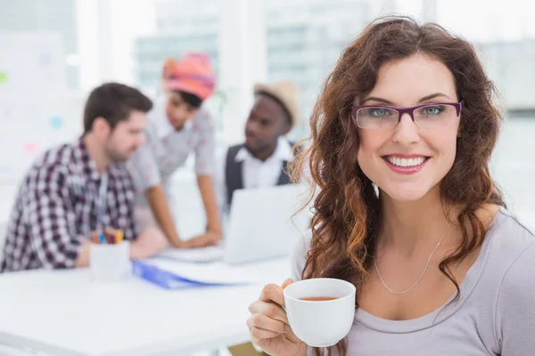 Affärskvinna anläggning kopp kaffe — Stockfoto