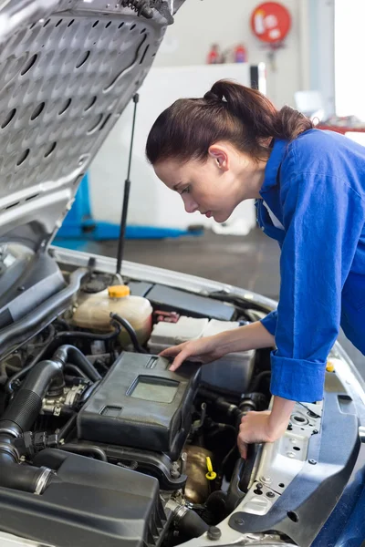 Mechanic examining under hood of car — Stock Photo, Image