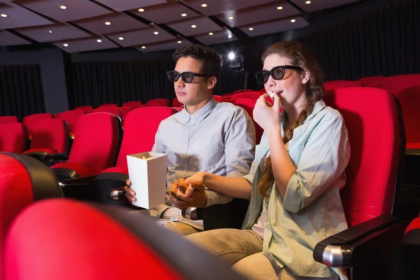 3 d 映画を見て若いカップル — ストック写真