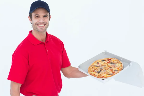 Entrega homem segurando pizza fresca — Fotografia de Stock