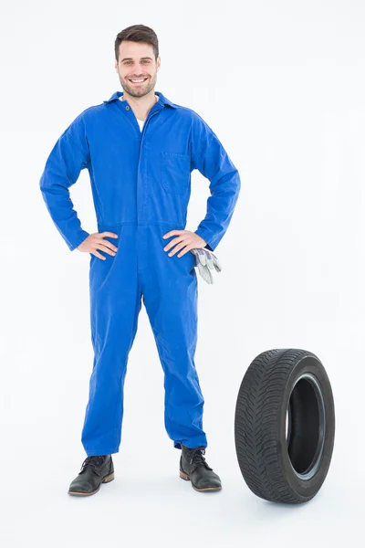 Mechanic met handen op de heupen — Stockfoto