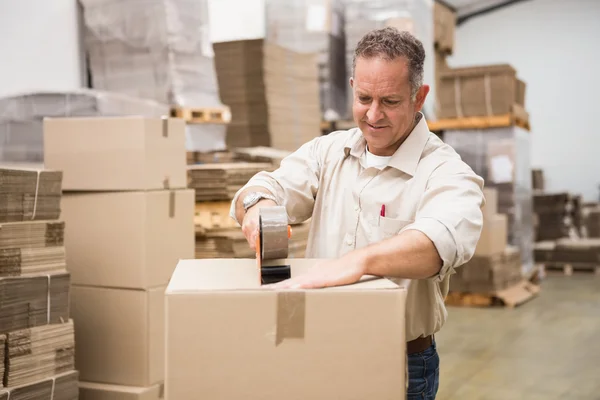 Warehouse worker preparing shipment — Stock Photo, Image