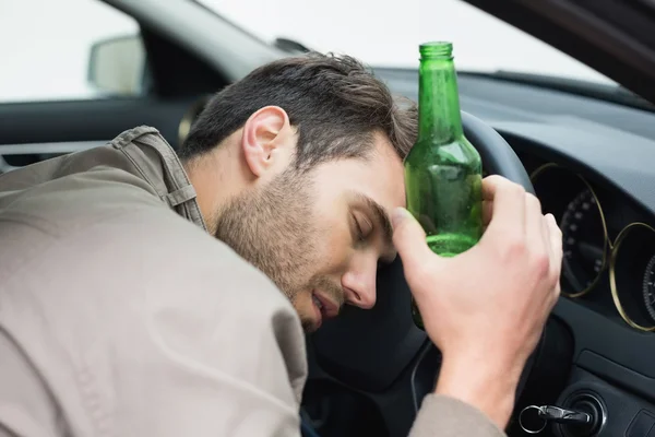 Man bier drinken tijdens het rijden — Stockfoto