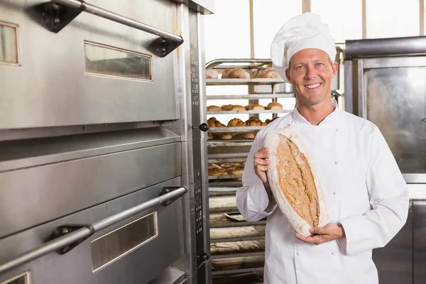 Baker mostrando pão recém-assado — Fotografia de Stock