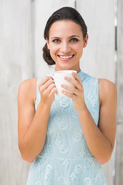 Morena elegante segurando uma caneca — Fotografia de Stock