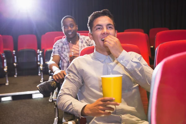 Jovens amigos assistindo um filme — Fotografia de Stock