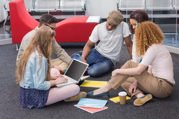Fashion students working as a team — Stock Photo, Image