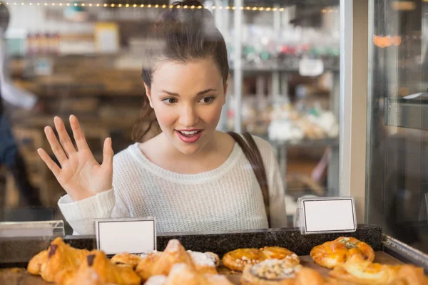 Güzel esmer pastrys arıyorsunuz — Stok fotoğraf